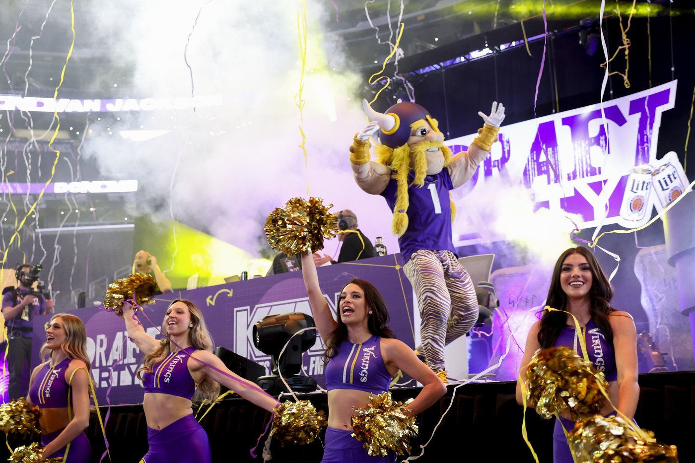 Adrian Peterson faces DWI charge in Minnesota after arrest following Vikings draft party | iNFOnews.ca Adrian Peterson faces DWI charge in Minnesota after arrest following Vikings draft party | iNFOnews.ca