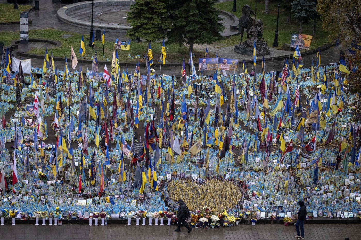A makeshift memorial grows in Ukraine’s capital after 1,000 days of war | iNFOnews.ca A makeshift memorial grows in Ukraine’s capital after 1,000 days of war | iNFOnews.ca