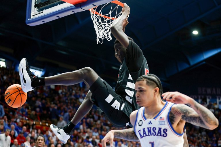 Thiam scores career-high 28 to lead Cincinnati to an 84-68 upset of No. 8 Kansas | iNFOnews.ca