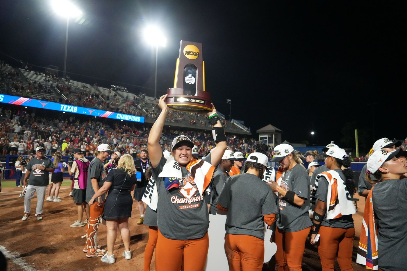 Texas women beat Texas Tech 4-1 to claim back-to-back NCAA softball championships | iNFOnews.ca