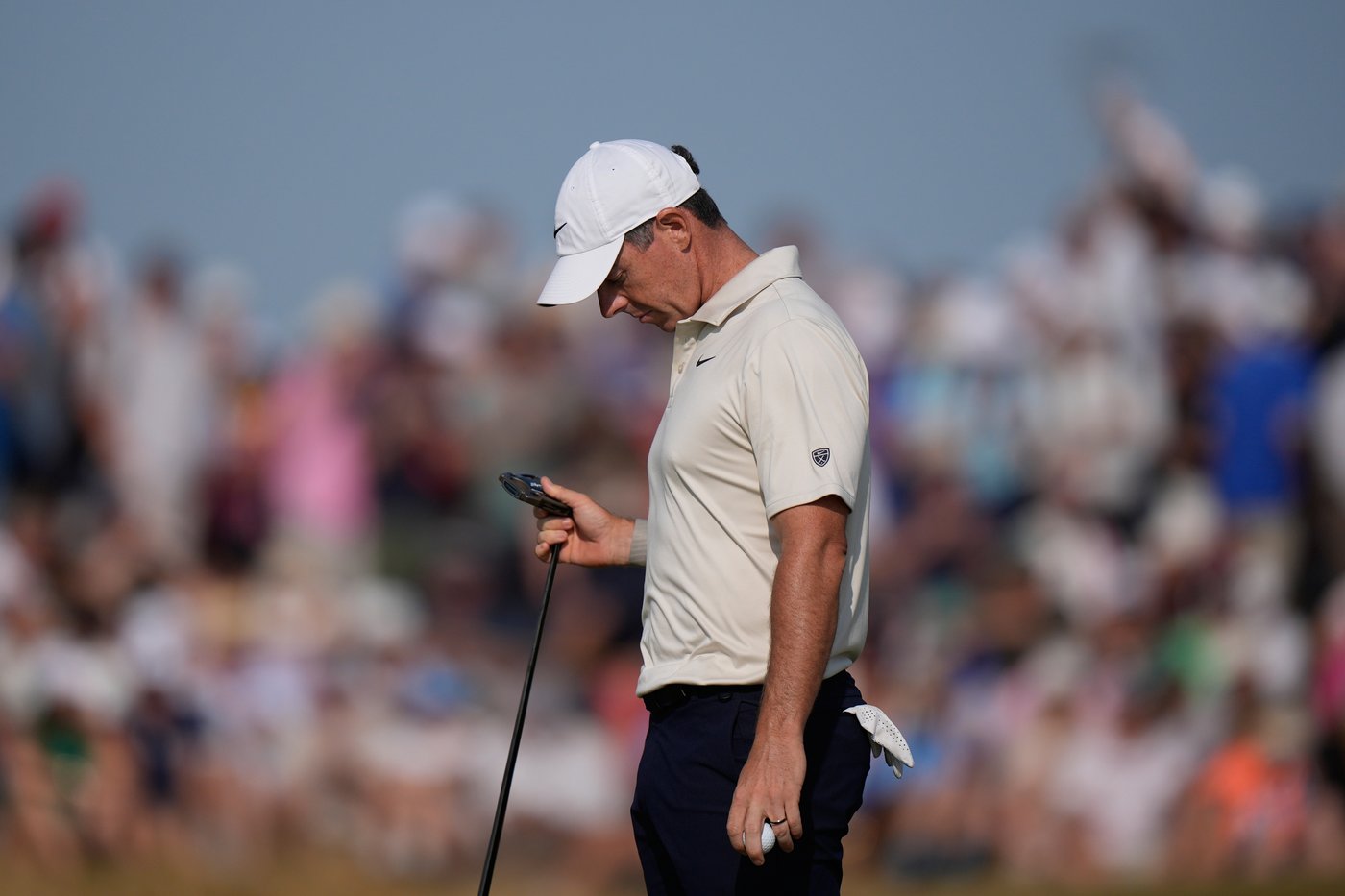 Rory McIlroy toils at British Open as putting woes leave him 7 shots off the first-round lead | iNFOnews.ca