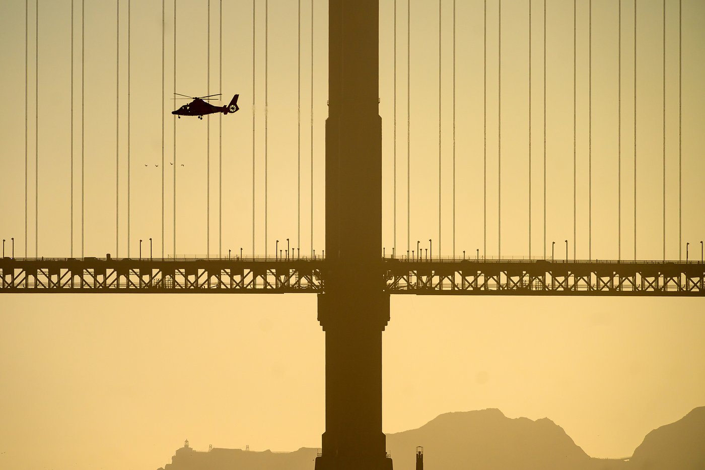 Rescuers are still searching for 3 people after a boat sank in San Francisco Bay, leaving 1 dead | iNFOnews.ca