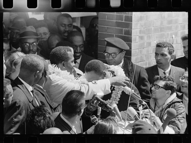 Hawaii displays historic photos of Martin Luther King Jr. wearing flower lei during Selma march | iNFOnews.ca