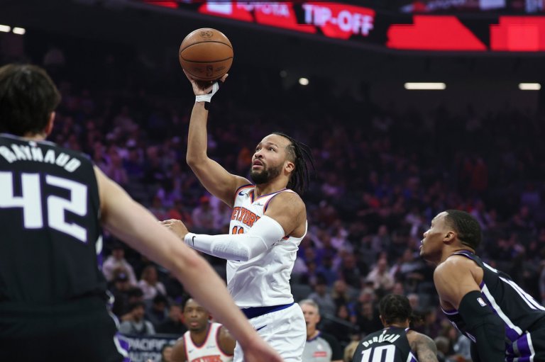 Jalen Brunson leaves Knicks' game in Sacramento after hurting right ankle | iNFOnews.ca