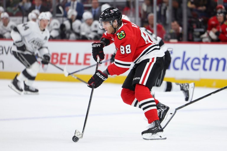 Wyatt Kaiser scores as the Chicago Blackhawks stop a 3-game slide, topping the Los Angeles Kings 2-1 | iNFOnews.ca