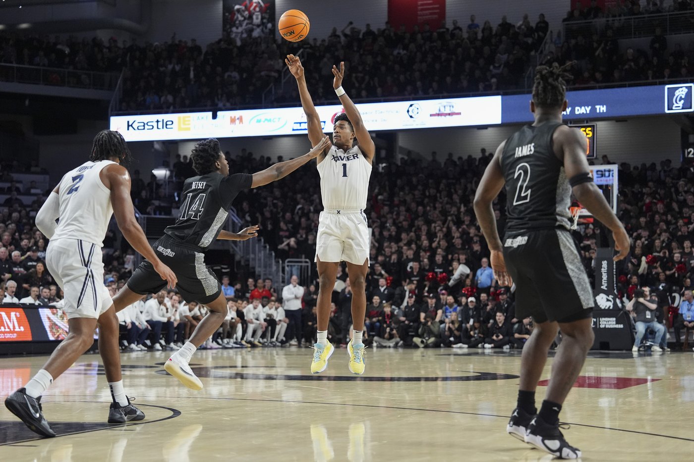 No. 22 Cincinnati beats Xavier 68-65 and snaps a 5-game losing streak against its crosstown rival | iNFOnews.ca No. 22 Cincinnati beats Xavier 68-65 and snaps a 5-game losing streak against its crosstown rival | iNFOnews.ca