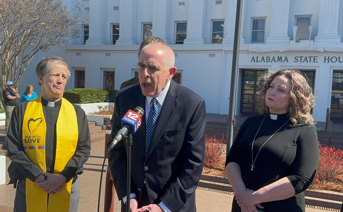 Lawmakers move to mandate the display of Ten Commandments and ban pride flags in Alabama schools | iNFOnews.ca