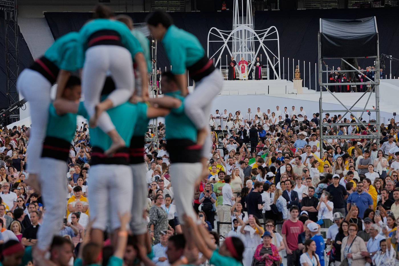 Pope's youth rally in Spain gets raw, with frank discussion of depression and domestic violence | iNFOnews.ca