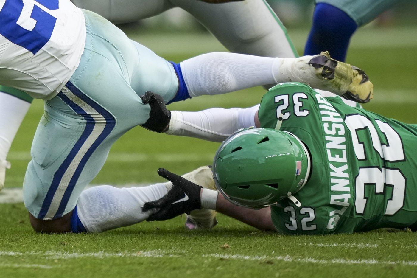Saquon Barkley tops 2,000 yards rushing as Eagles beat Cowboys 41-7 to clinch NFC East | iNFOnews.ca