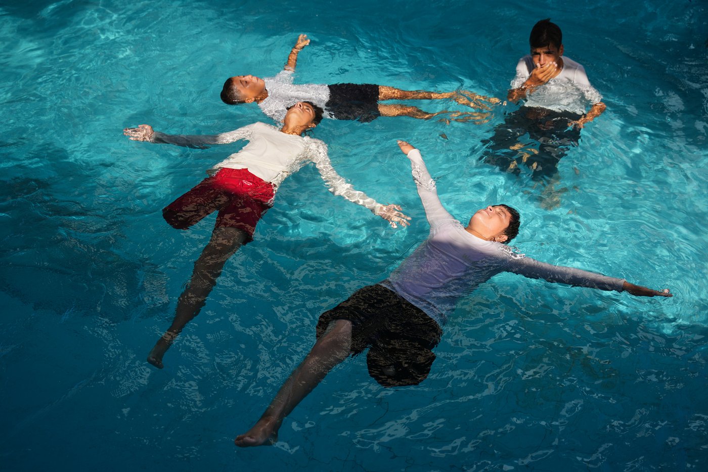 Palestinian children who lost limbs in the Israel-Hamas war learn to swim in Gaza, in photos | iNFOnews.ca