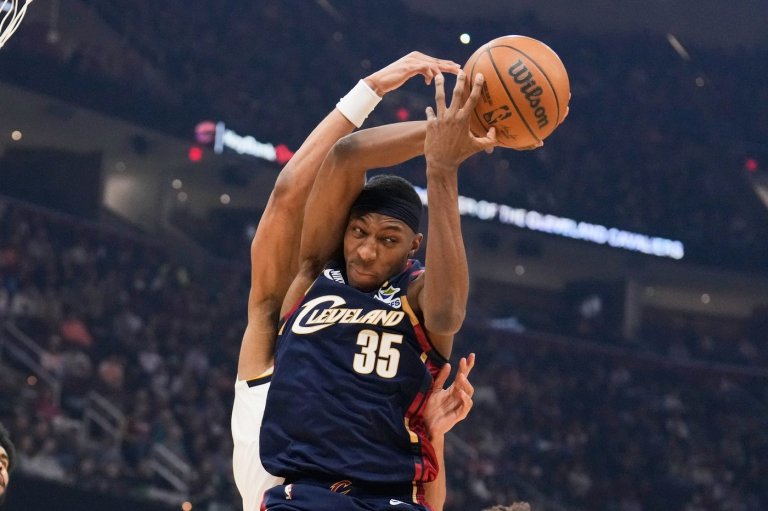 Donovan Mitchell scores 33 points, Cavaliers outlast short-handed Nuggets 113-108 | iNFOnews.ca