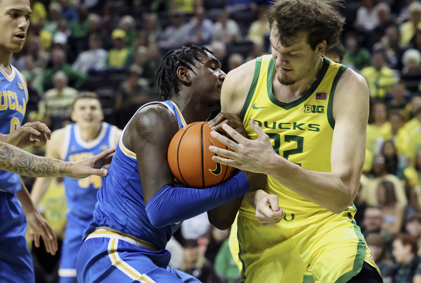 Dylan Andrews banks in 3 with 0.4 seconds left to lift UCLA past No. 12 Oregon, 73-71 | iNFOnews.ca Dylan Andrews banks in 3 with 0.4 seconds left to lift UCLA past No. 12 Oregon, 73-71 | iNFOnews.ca