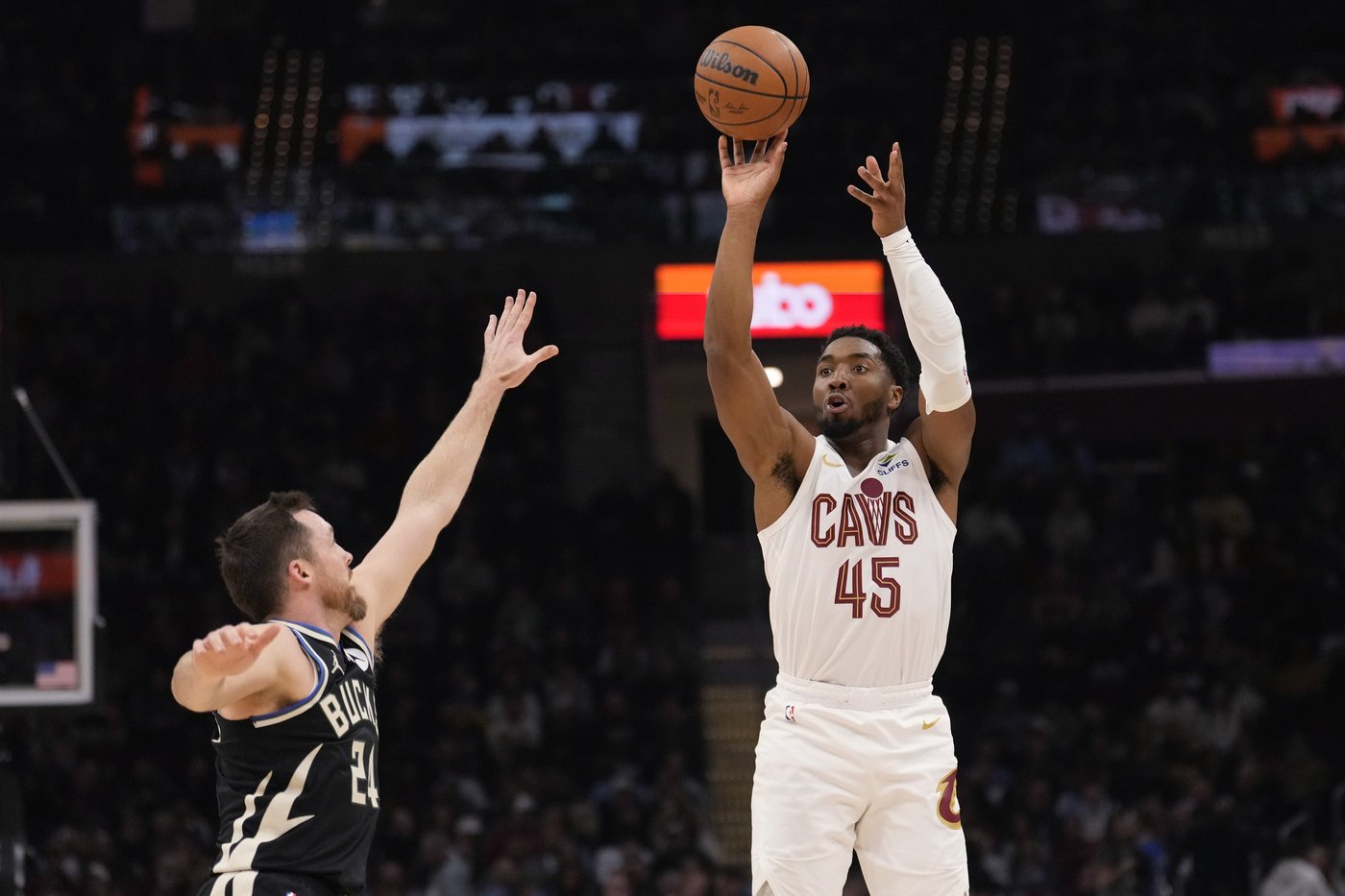 Donovan Mitchell scores 27 as Cavs improve to 15-1 at home, roll over NBA Cup champion Bucks 124-101 | iNFOnews.ca
