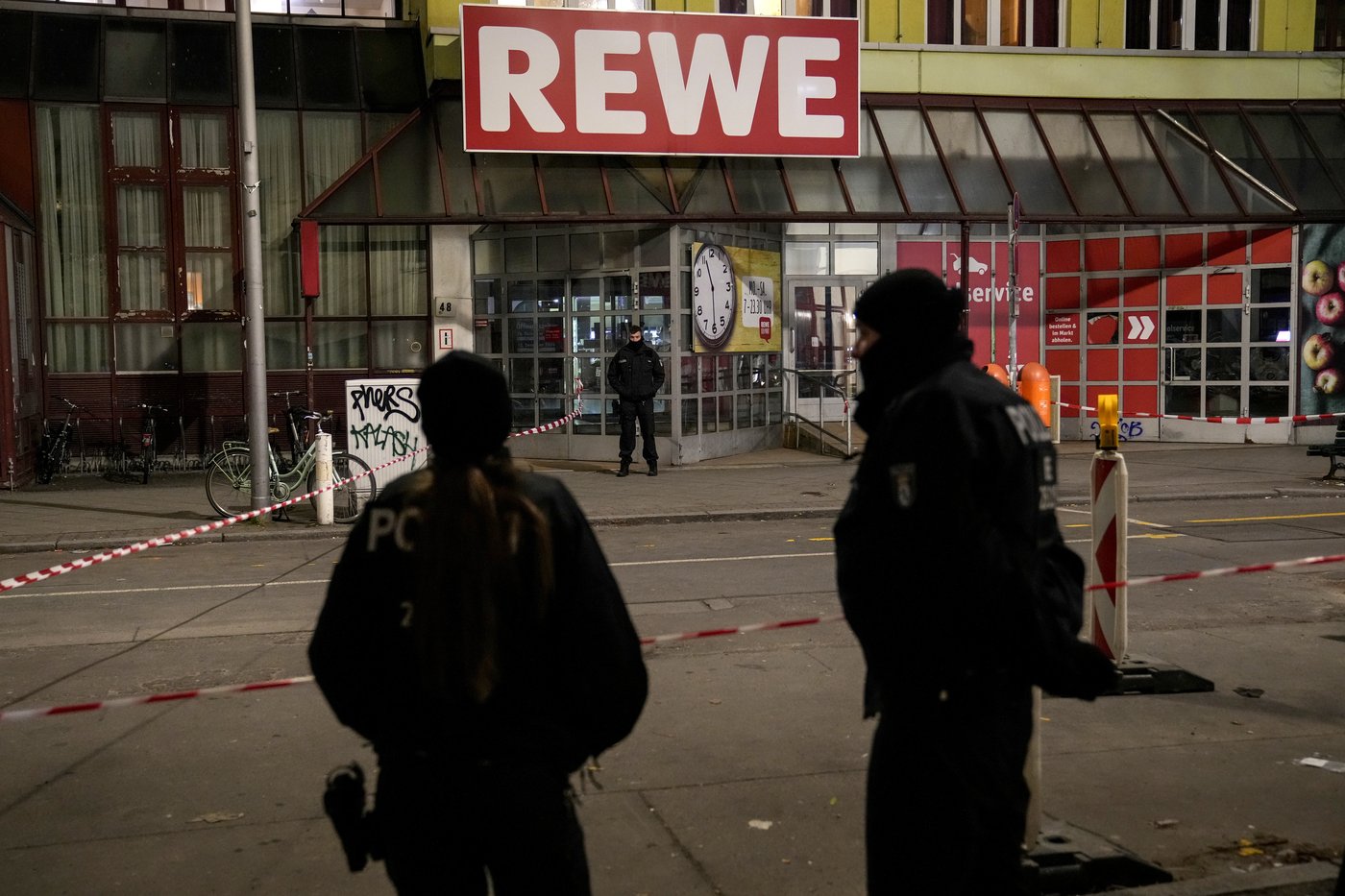 Berlin police say they have detained a man who attacked 2 people with a knife | iNFOnews.ca Berlin police say they have detained a man who attacked 2 people with a knife | iNFOnews.ca