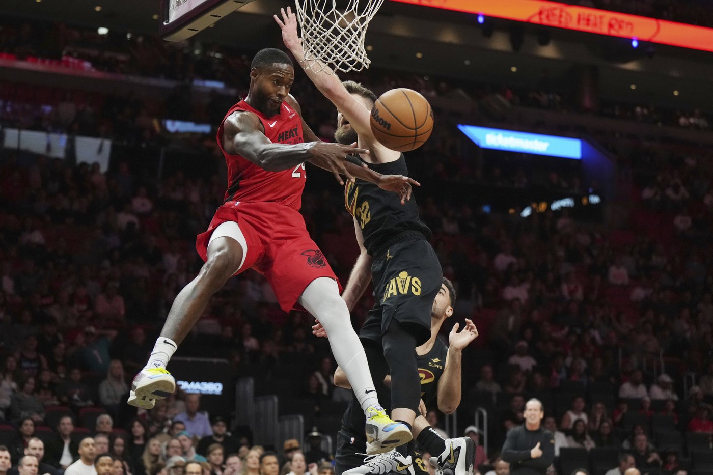 Herro scores 34, Robinson adds 23 and Heat beat Cleveland 122-113, only 4th loss for Cavs | iNFOnews.ca