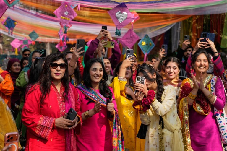 Pakistan’s cultural capital erupts in color as kite-flying Basant festival ends 20-year hiatus | iNFOnews.ca