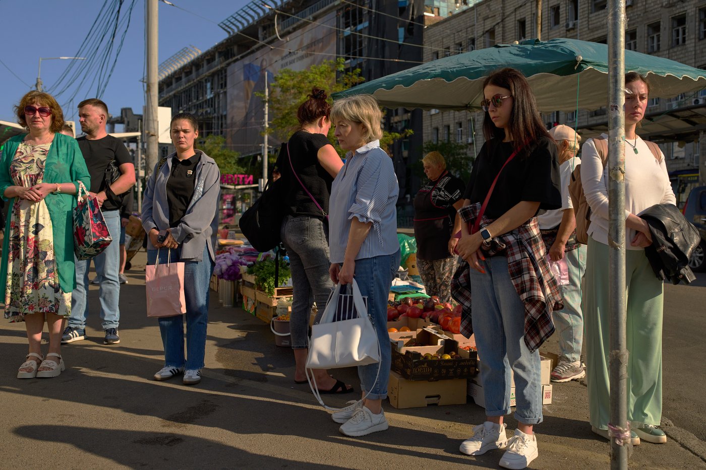 Photos show Kyiv pausing for Ukraine’s daily minute of silence | iNFOnews.ca
