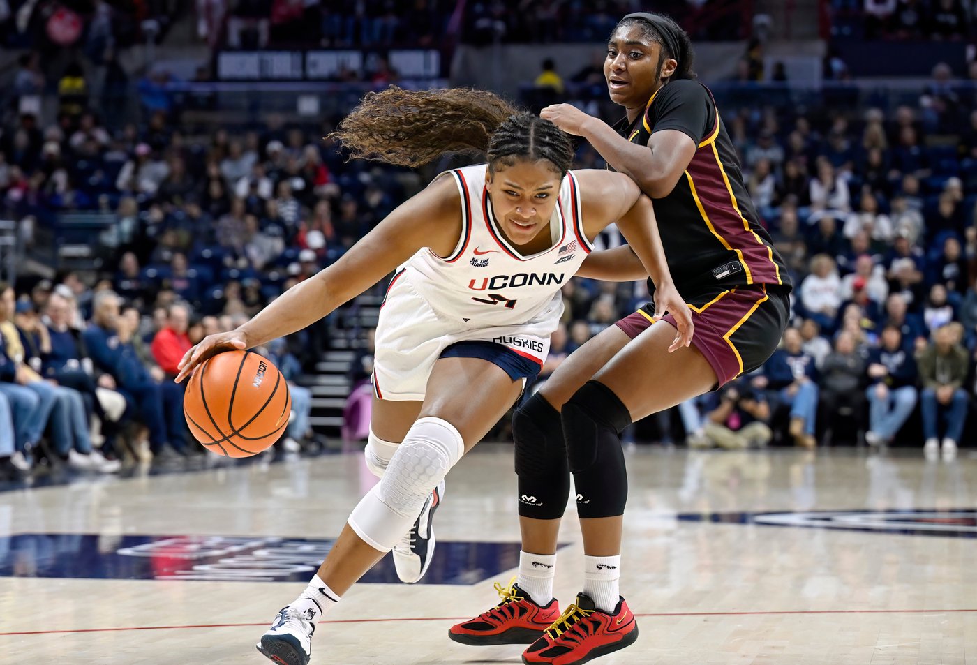 UConn women's season-high 25 steals help No. 1 Huskies beat Loyola Chicago 85-31 | iNFOnews.ca