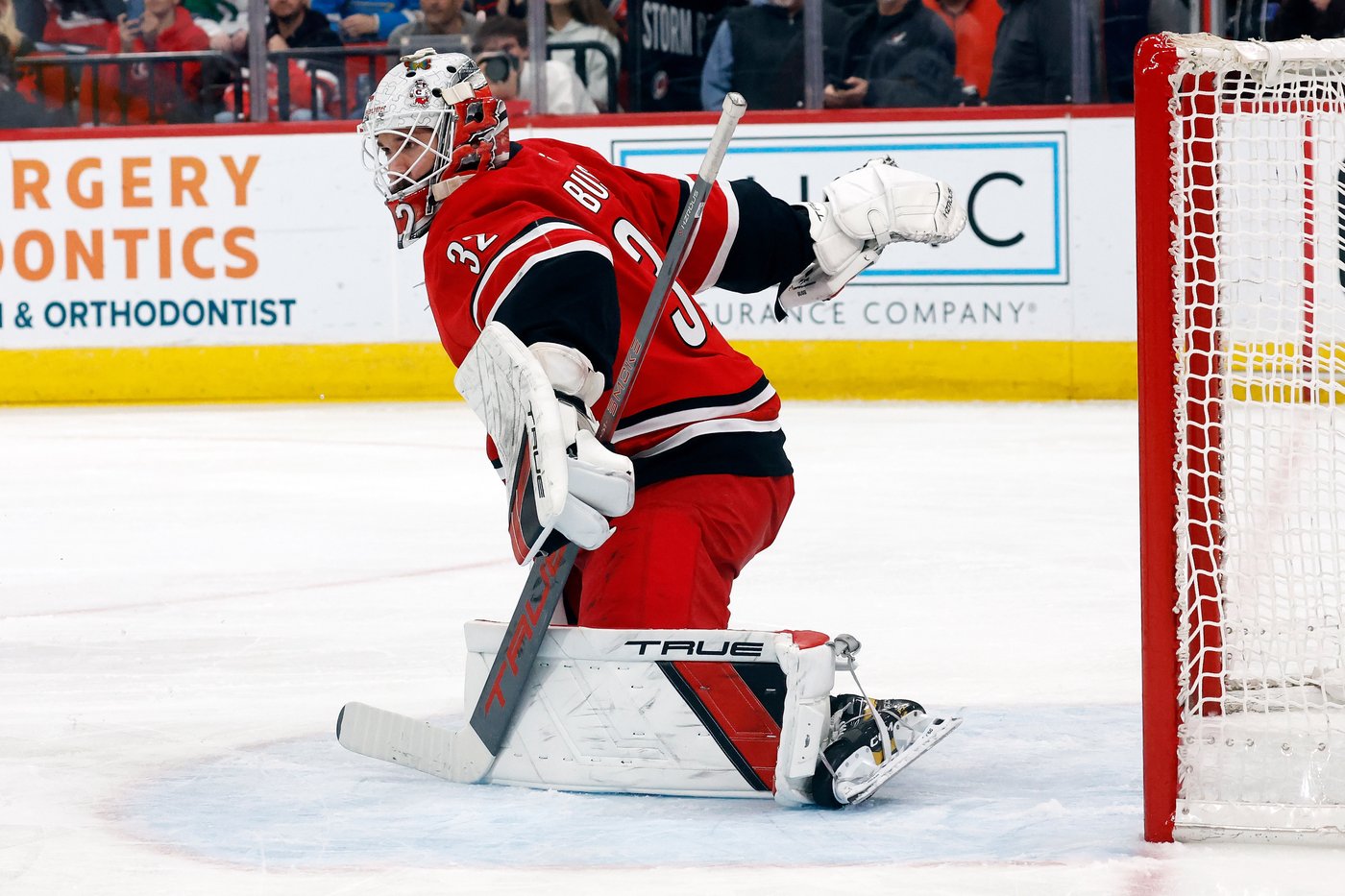 Snuggerud scores 2, Binnington stops 31 shots as Blues beat East-leading Hurricanes 3-1 | iNFOnews.ca