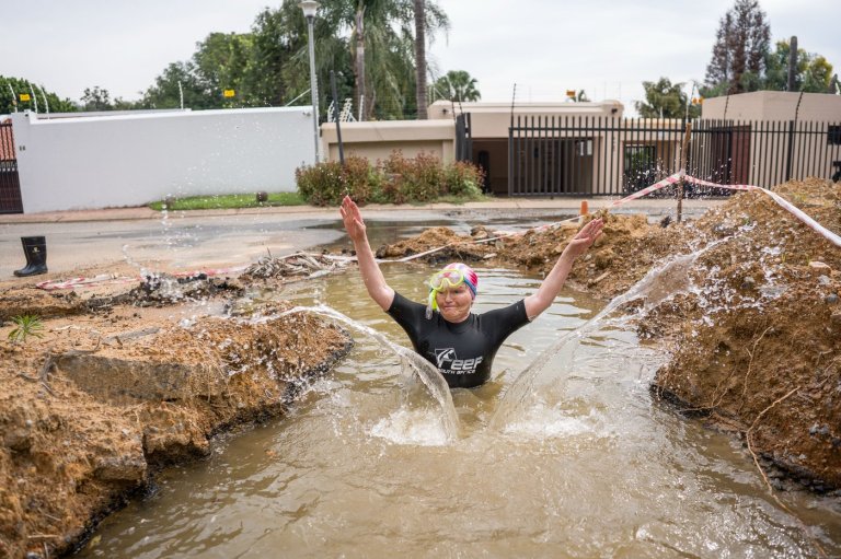 A South African politician goes snorkeling in a giant pothole to highlight city management failures | iNFOnews.ca