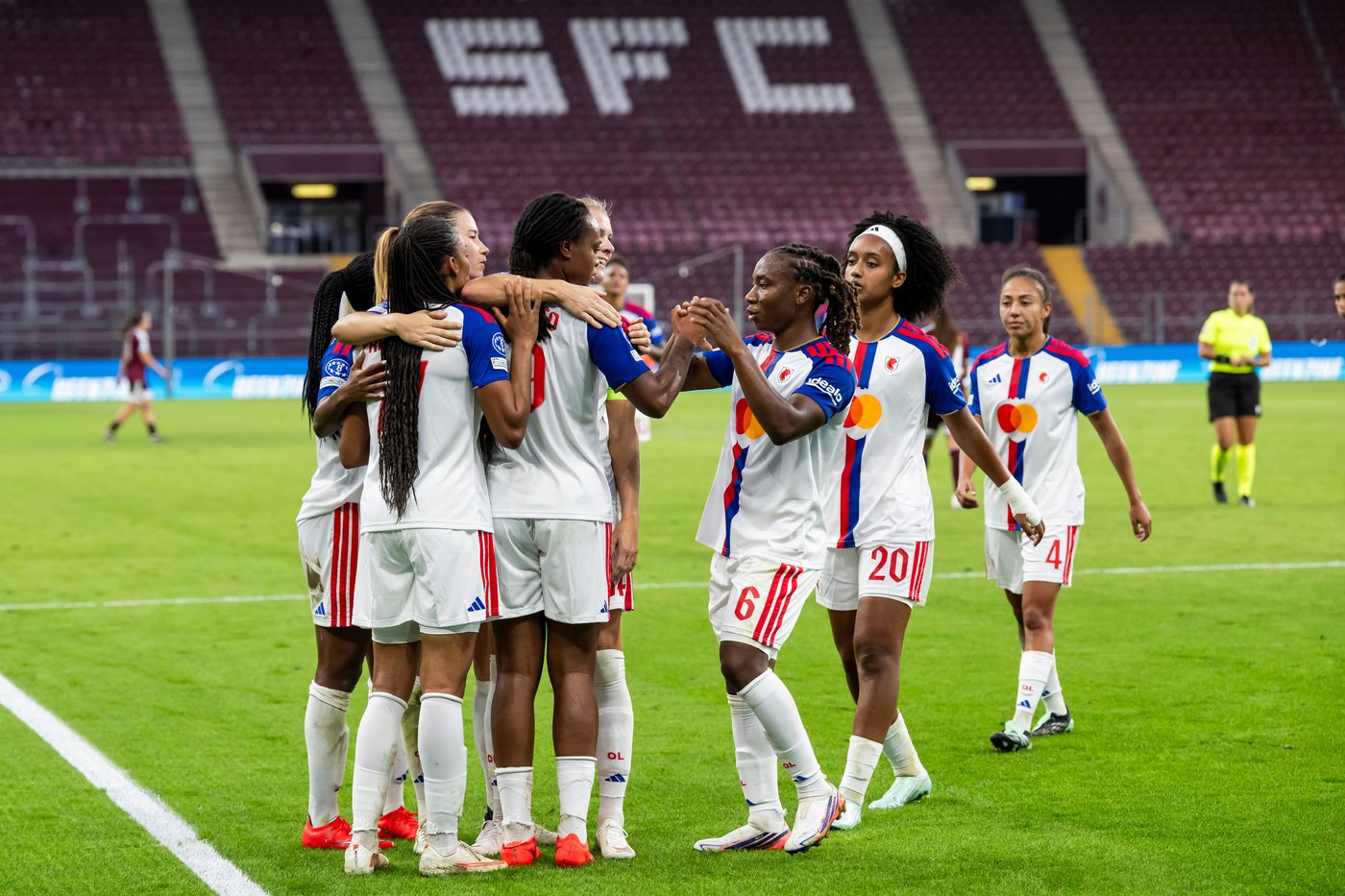 Title holder Barcelona scores 5, OL Lyonnes hits 8 in wins to open Women's Champions League | iNFOnews.ca