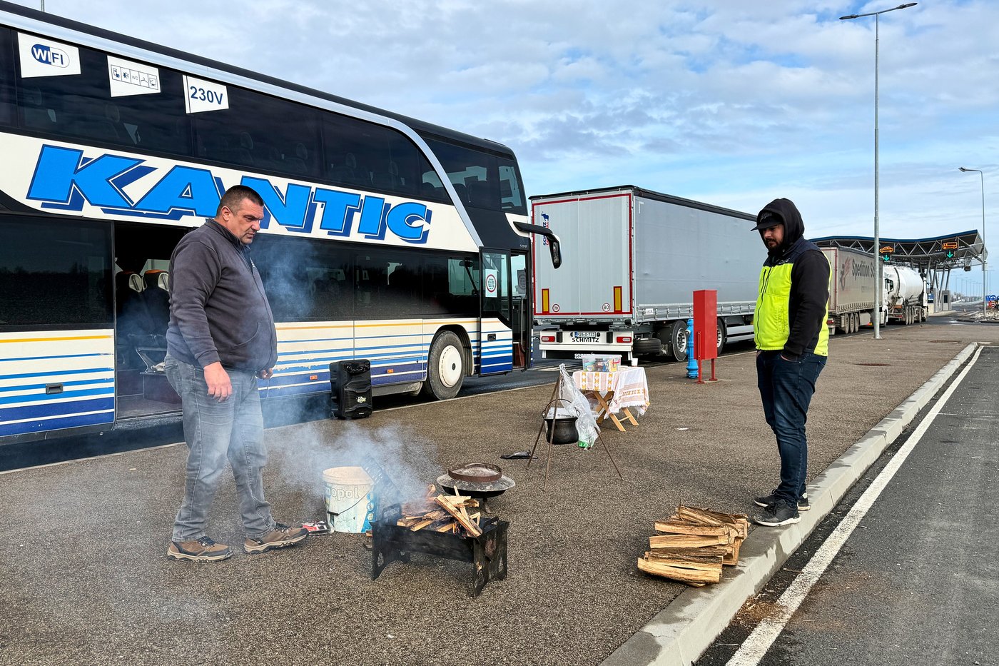 Balkan truck drivers block cargo border crossing in protest of EU entry rules | iNFOnews.ca
