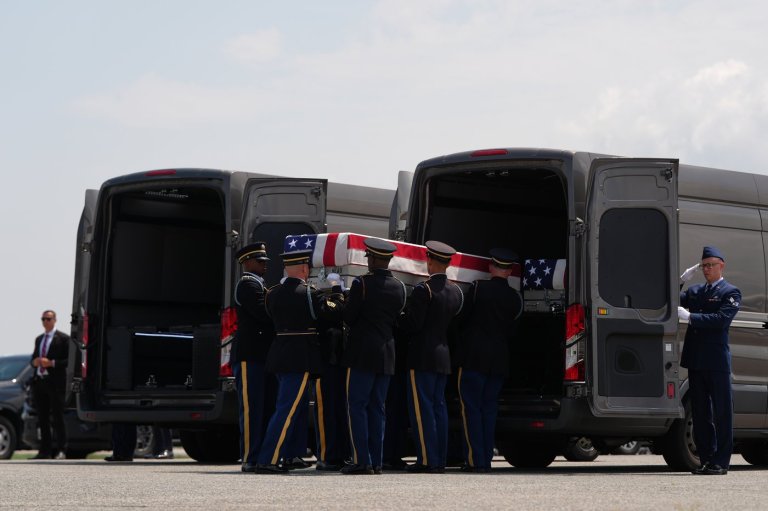Trump attends transfer of fallen U.S. service members, in photos | iNFOnews.ca