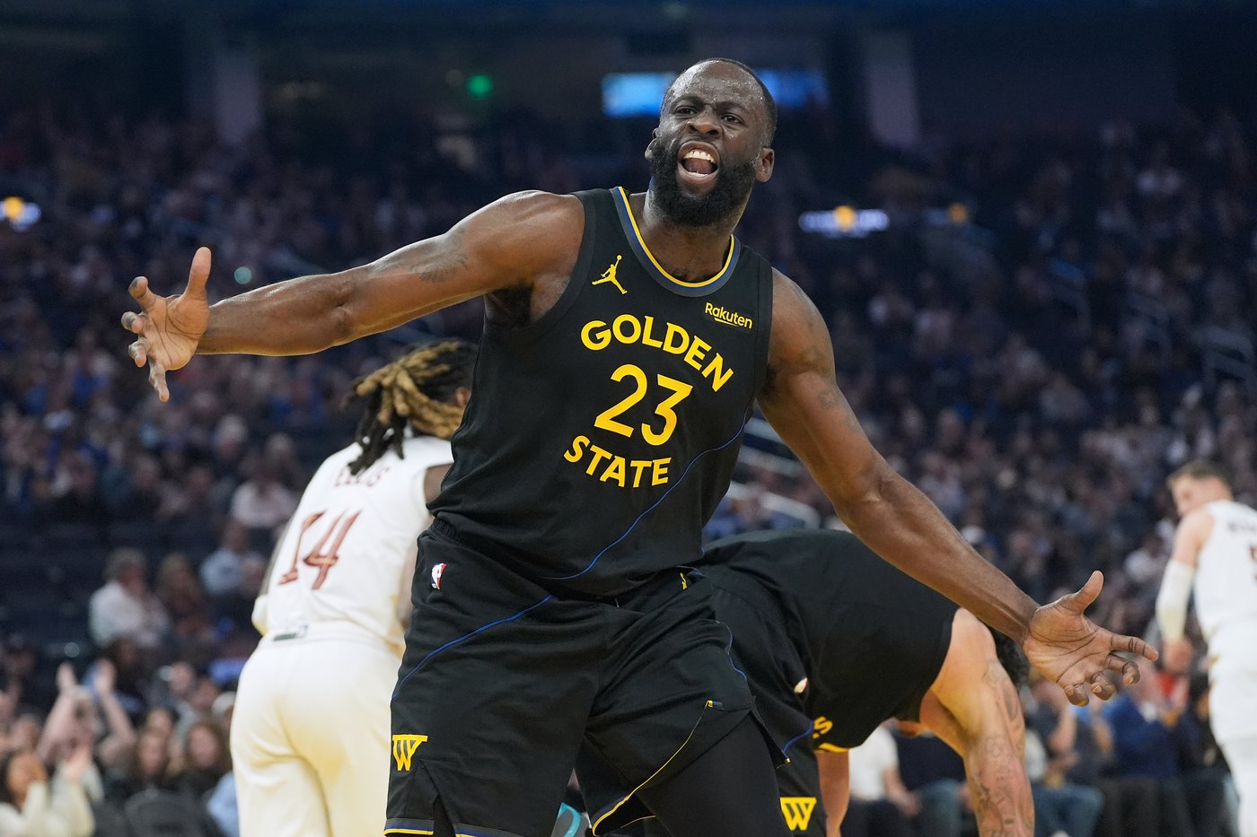 Donovan Mitchell scores 25, Max Strus 24 as Cavaliers hold off Warriors 118-111 | iNFOnews.ca