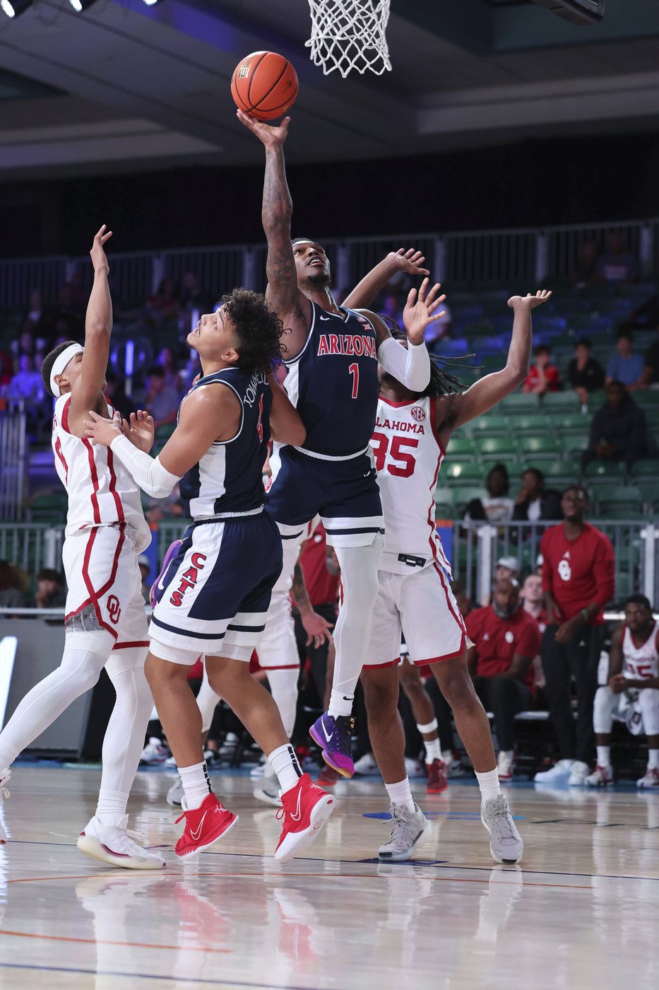 Moore and Fears combine for 50 points as Oklahoma tops No. 24 Arizona in Battle 4 Atlantis | iNFOnews.ca