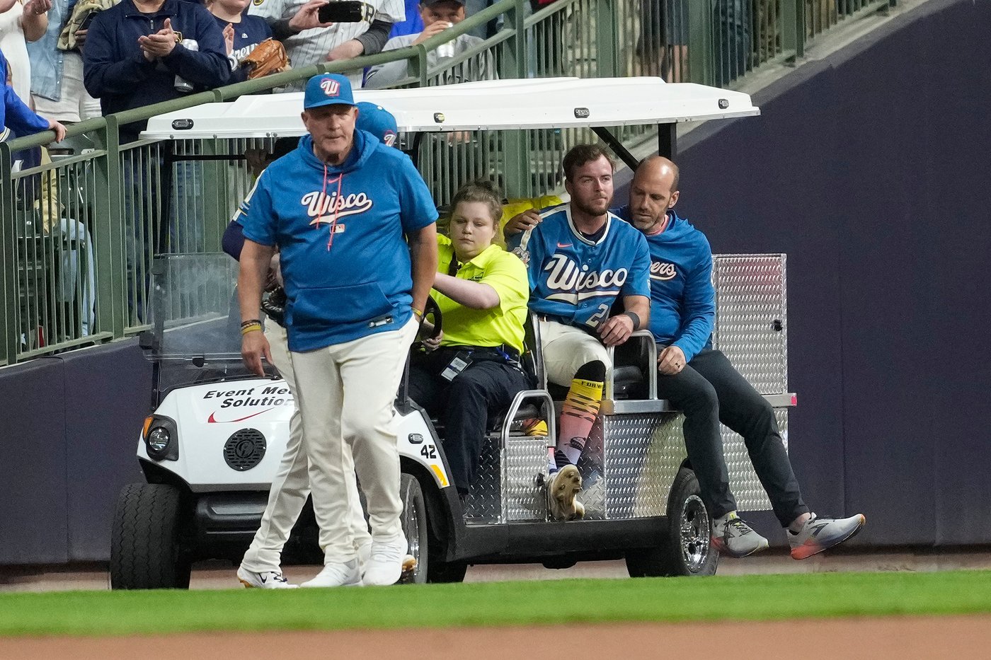 Brewers' Brandon Lockridge is relieved his right knee injury isn't worse after he crashed into wall | iNFOnews.ca