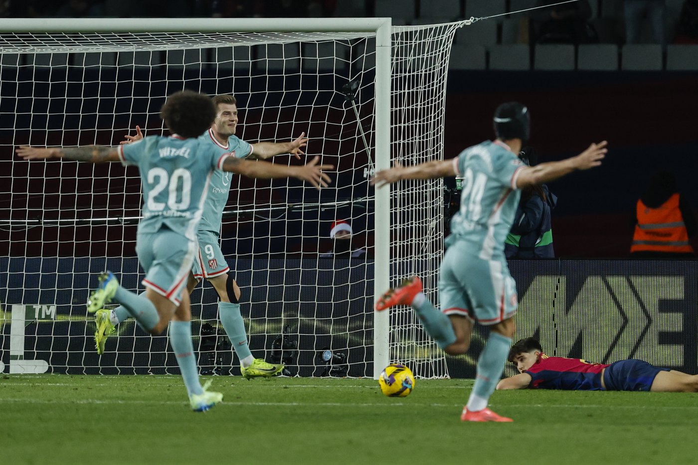 Atletico Madrid stuns Barcelona in stoppage time to snatch La Liga lead | iNFOnews.ca