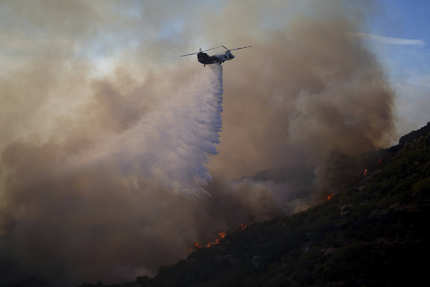 Celebrities and coastal residents flee from wind-driven wildfire in Malibu | iNFOnews.ca