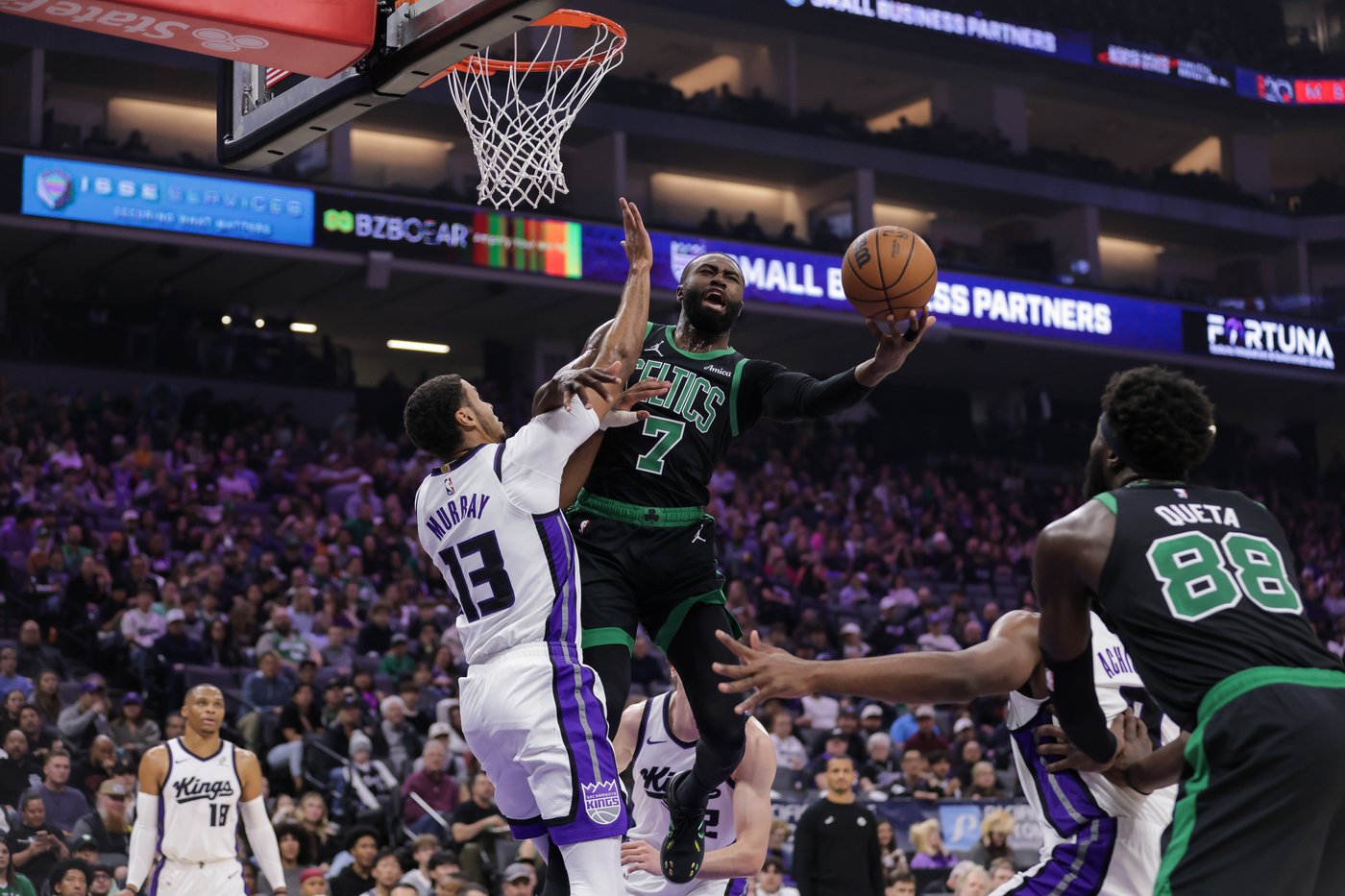 Brown scores 29 points and Celtics pull away in 4th quarter for 120-106 win over Kings | iNFOnews.ca