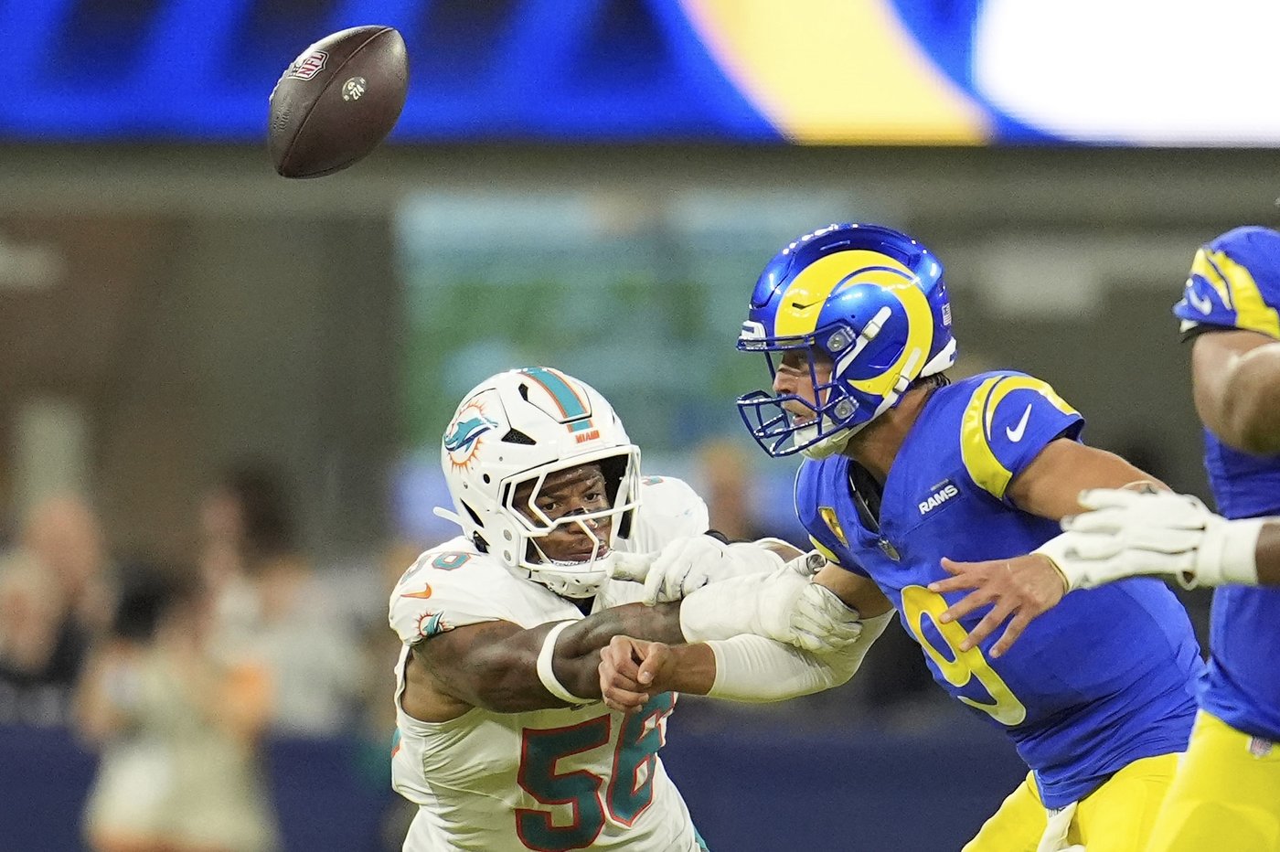 Tyreek Hill makes key TD catch, and the Dolphins hold off the Rams 23-15 to snap their 3-game skid | iNFOnews.ca