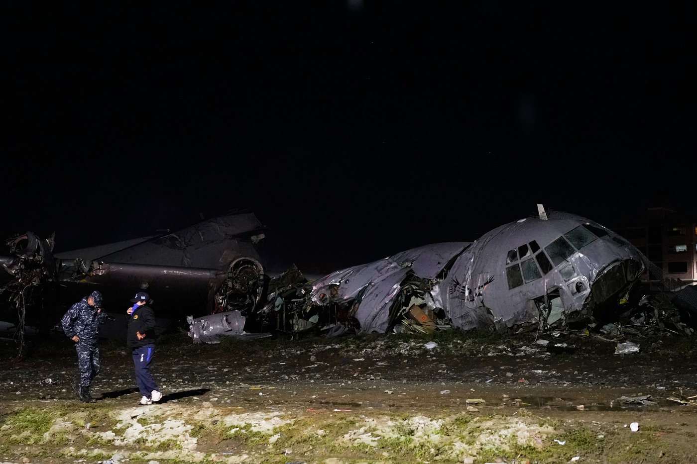Cargo plane carrying money crashes near Bolivia's capital, killing at least 15 people, official says | iNFOnews.ca Cargo plane carrying money crashes near Bolivia's capital, killing at least 15 people, official says | iNFOnews.ca