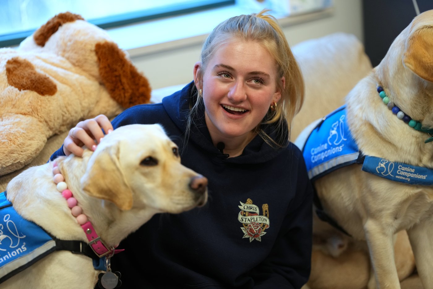 Dogs bring calm and joy to students following shooting at Colorado high school | iNFOnews.ca Dogs bring calm and joy to students following shooting at Colorado high school | iNFOnews.ca