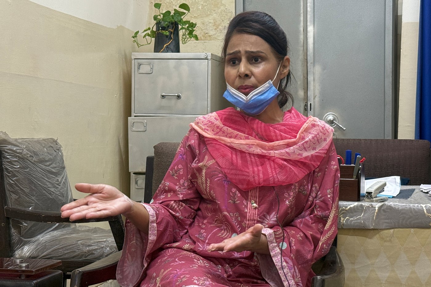 AP Exclusive: Nurse who saved baby from Pakistan hospital fire wishes she could have saved the rest | iNFOnews.ca