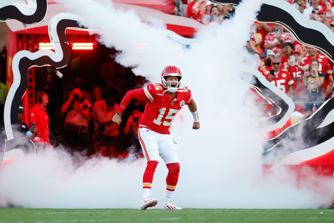 Patrick Mahomes shines on his surgically repaired knee in Chiefs' season-opening rout of Broncos | iNFOnews.ca Patrick Mahomes shines on his surgically repaired knee in Chiefs' season-opening rout of Broncos | iNFOnews.ca
