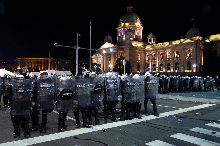 Riot police separate opponents, loyalists of Serbia's president as tensions soar amid protests | iNFOnews.ca Riot police separate opponents, loyalists of Serbia's president as tensions soar amid protests | iNFOnews.ca