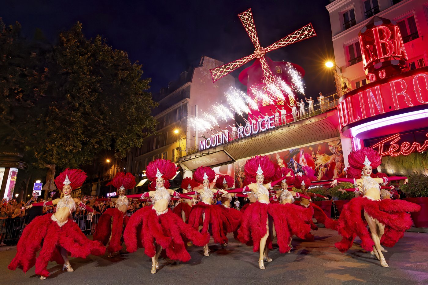 Moulin Rouge's red windmill sails restored and turning again | iNFOnews.ca