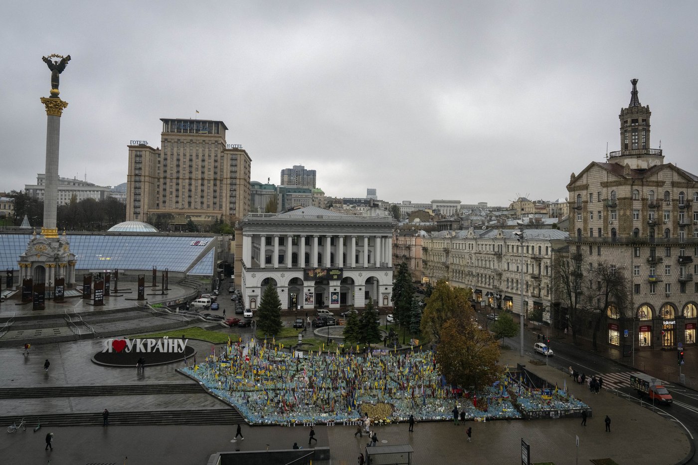 A makeshift memorial grows in Ukraine’s capital after 1,000 days of war | iNFOnews.ca A makeshift memorial grows in Ukraine’s capital after 1,000 days of war | iNFOnews.ca