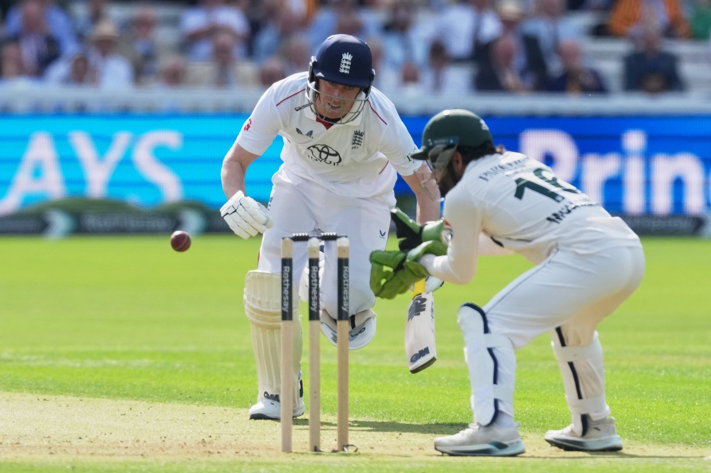 Bad light halts play as England fights to 248-9 against Pakistan at Lord's | iNFOnews.ca