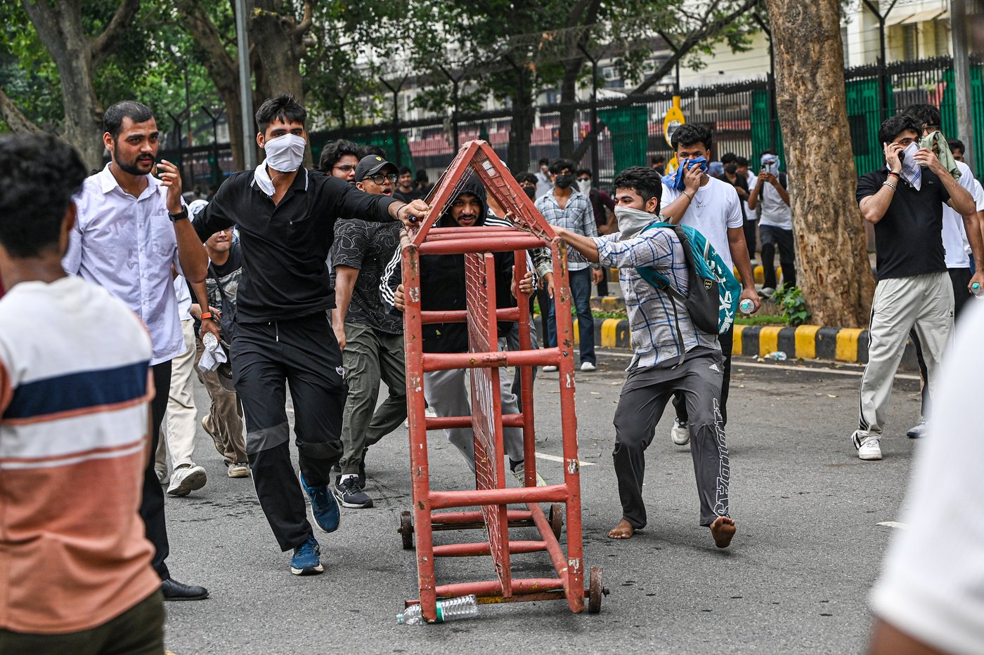 Photos of police cracking down on India’s youth-led 'cockroach' movement in New Delhi | iNFOnews.ca