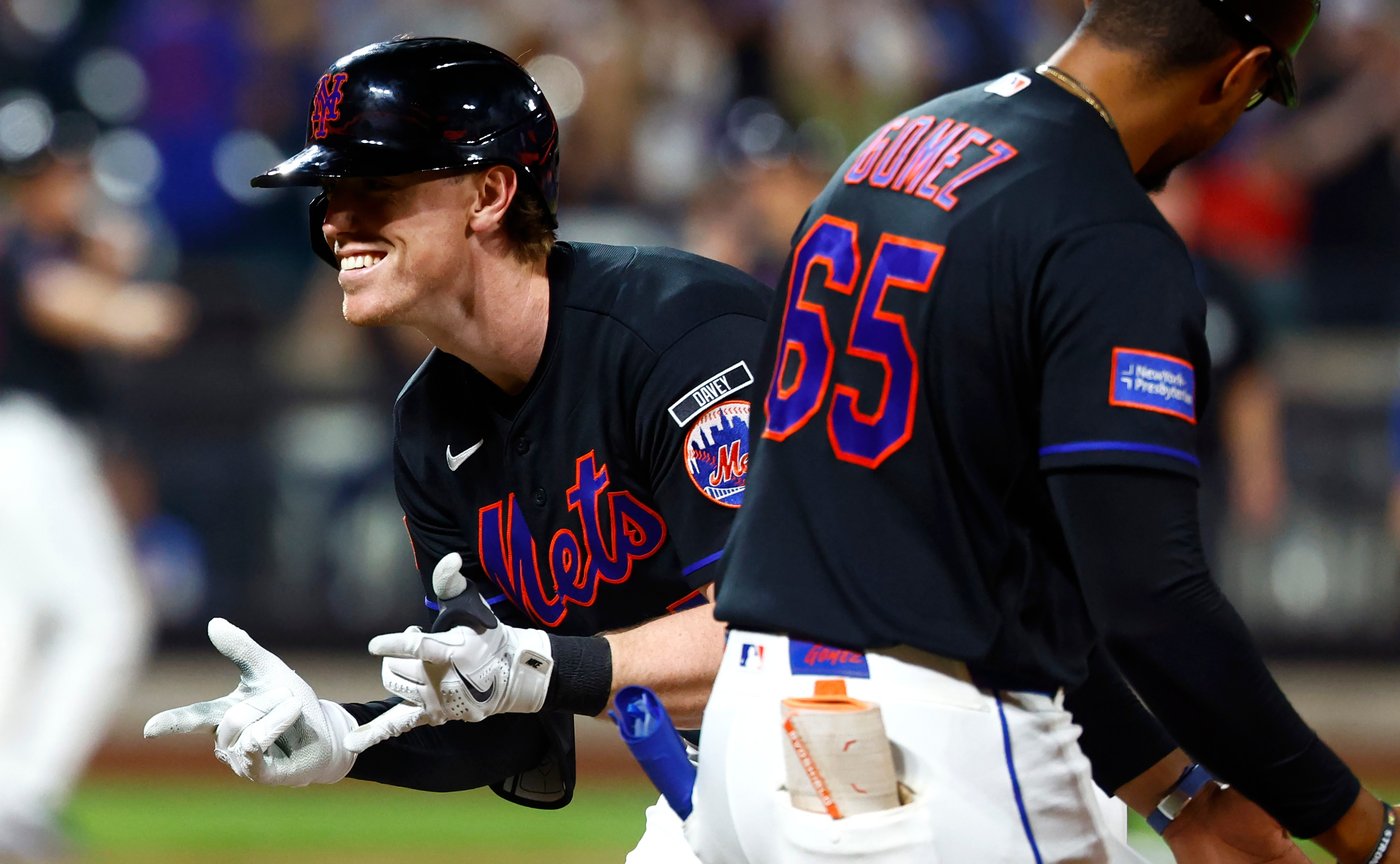 Jared Young hit by a pitch with the bases loaded, ignites a 5-run eighth as Mets beat Royals 6-2 | iNFOnews.ca Jared Young hit by a pitch with the bases loaded, ignites a 5-run eighth as Mets beat Royals 6-2 | iNFOnews.ca
