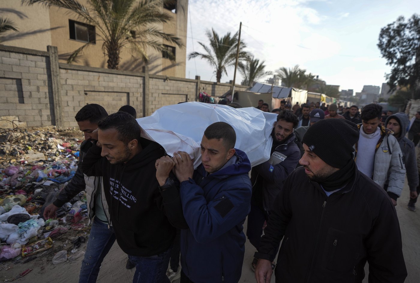 New Israeli airstrikes in southern Gaza kill at least 10, hospital workers say | iNFOnews.ca
