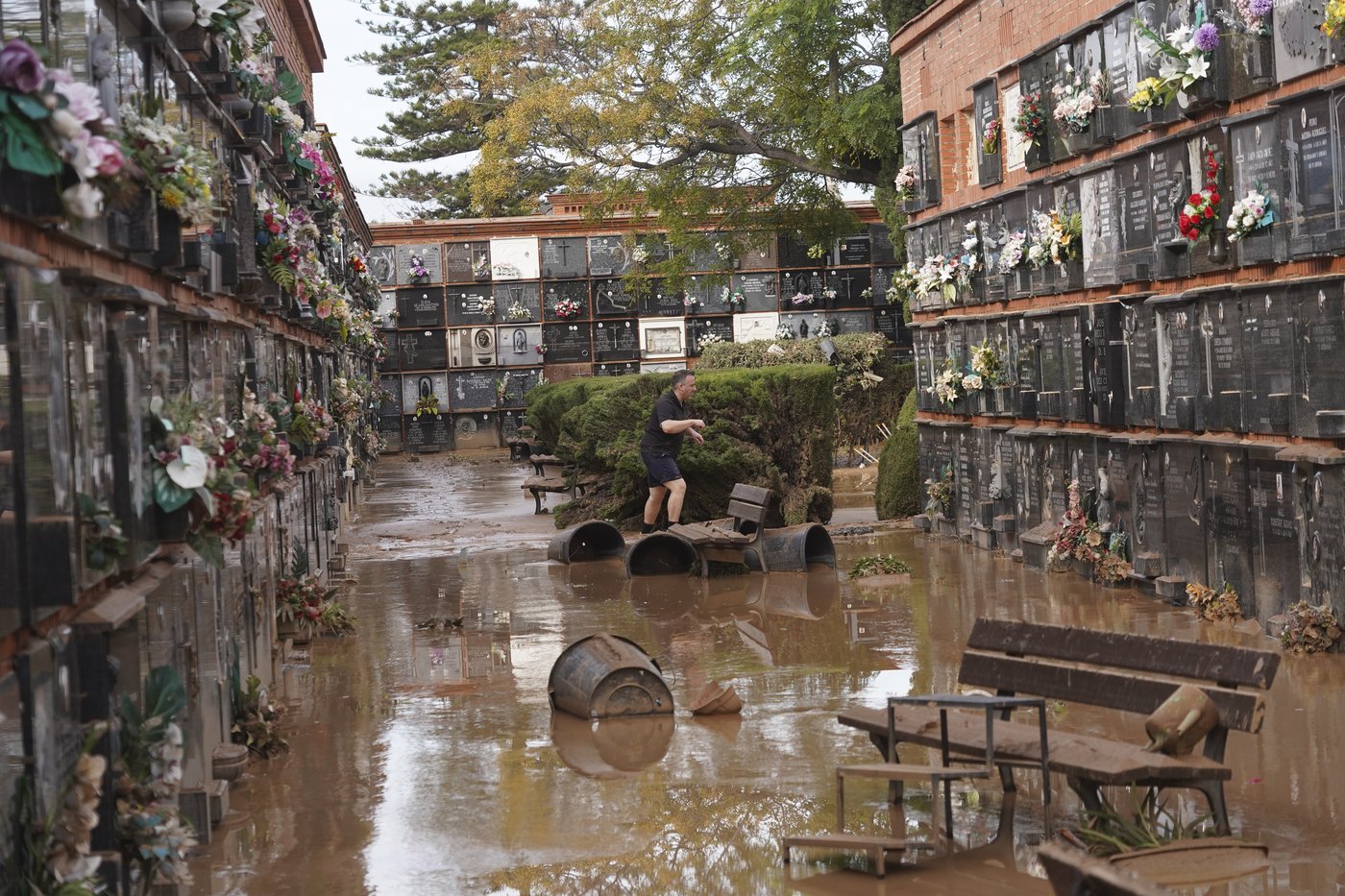 Spanish residents appeal for help, 3 days after historic floods left at least 158 dead | iNFOnews.ca Spanish residents appeal for help, 3 days after historic floods left at least 158 dead | iNFOnews.ca