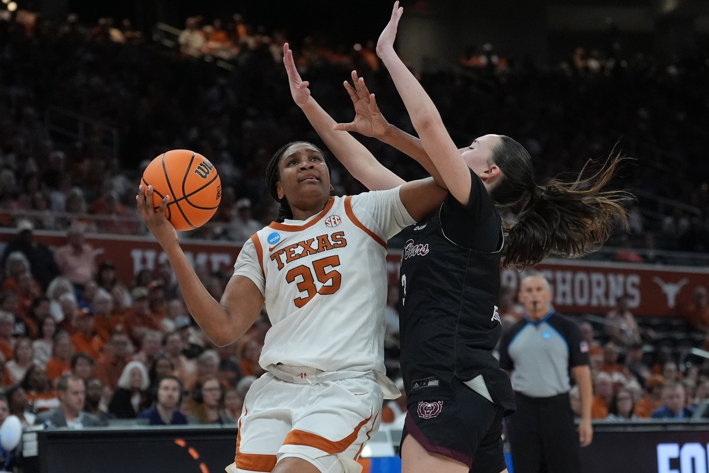 Lee's 19 points pace No. 1-seed Texas in 87-45 win over Missouri State | iNFOnews.ca