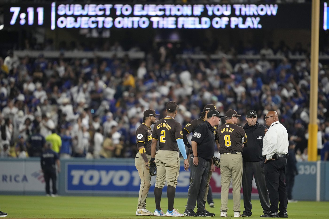 Dodger Stadium fans toss balls and trash on field, interrupt Padres' 10-2 win that evens NLDS | iNFOnews.ca Dodger Stadium fans toss balls and trash on field, interrupt Padres' 10-2 win that evens NLDS | iNFOnews.ca