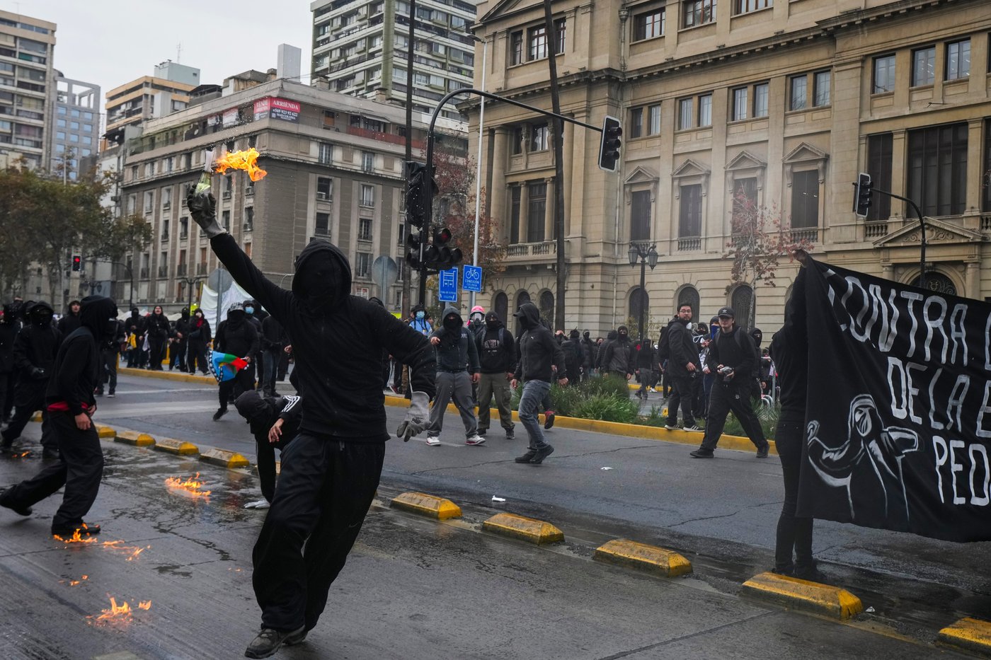 Protesters clash with police in Chile's capital over President Kast’s education cuts | iNFOnews.ca