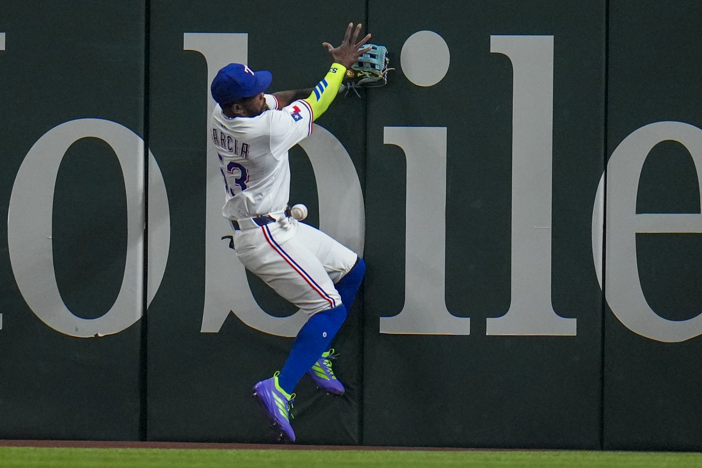 Athletics bust out in 9th with 2-run homer by Rooker and grand slam by Butler, beat Rangers 7-1 | iNFOnews.ca